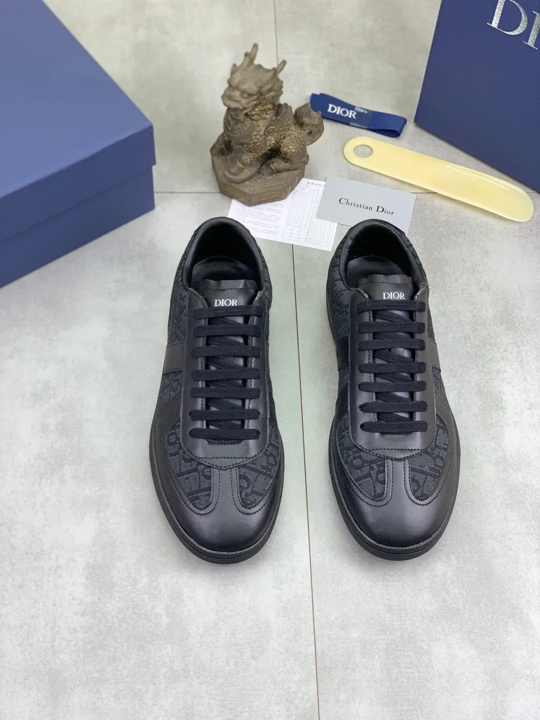 Men's shoes 💰P360 New Dior B01 moral training shoes, white first-layer cowhide, original molded outsole. New to the fall collection, this sneaker marks the return of a Dior classic, reinterpreted in a stylish and elegant silhouette. Crafted from white smooth first-grain cowhide with a tonal silk sheepskin lining, it features the Dior logo on the tongue and inner sides, and a CD icon on the heel. Paired with Tpu anti-slip soles of the same color, it can be matched with various styles to create a sophisticated look.  Code number: 38-44